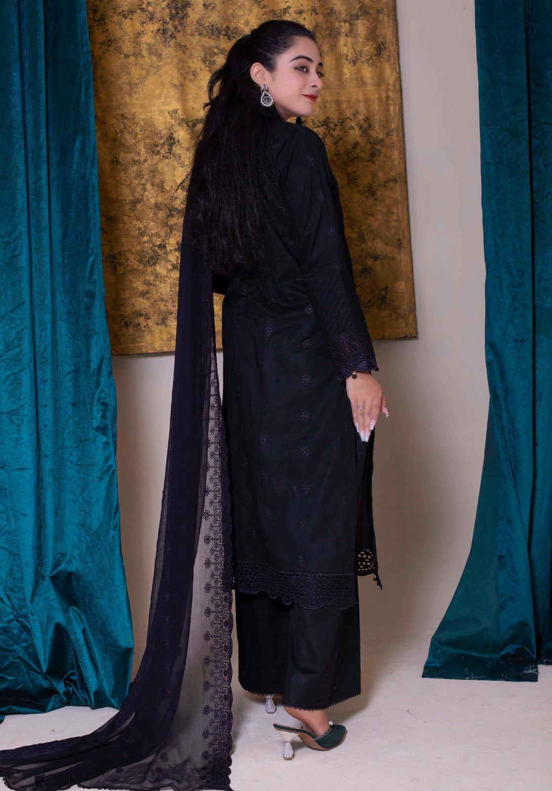 SS-1003 – Elegant Schiffli Kurta Set 💚