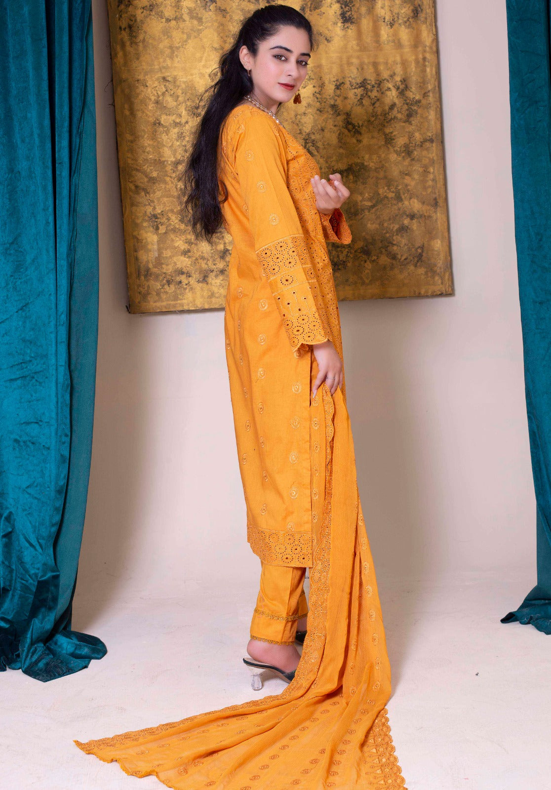 SS-1005 – Chic Schiffli Lawn Kurta Set 🥭