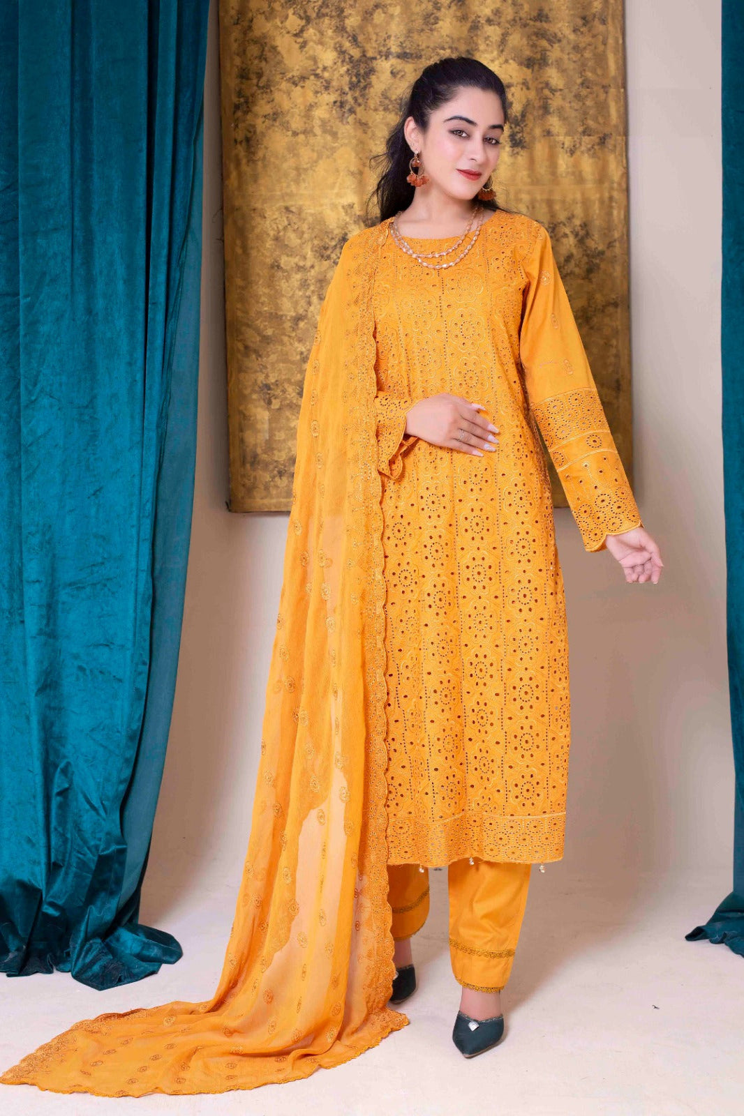 SS-1005 – Chic Schiffli Lawn Kurta Set 🥭