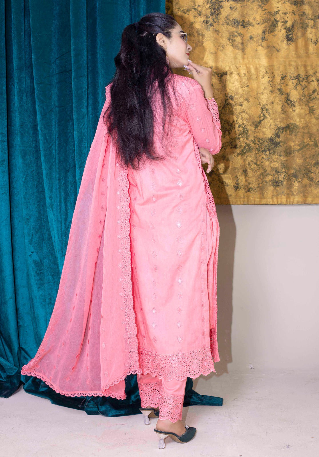 SS-1006 – Elegant Schiffli Lawn Kurta Set 🌸