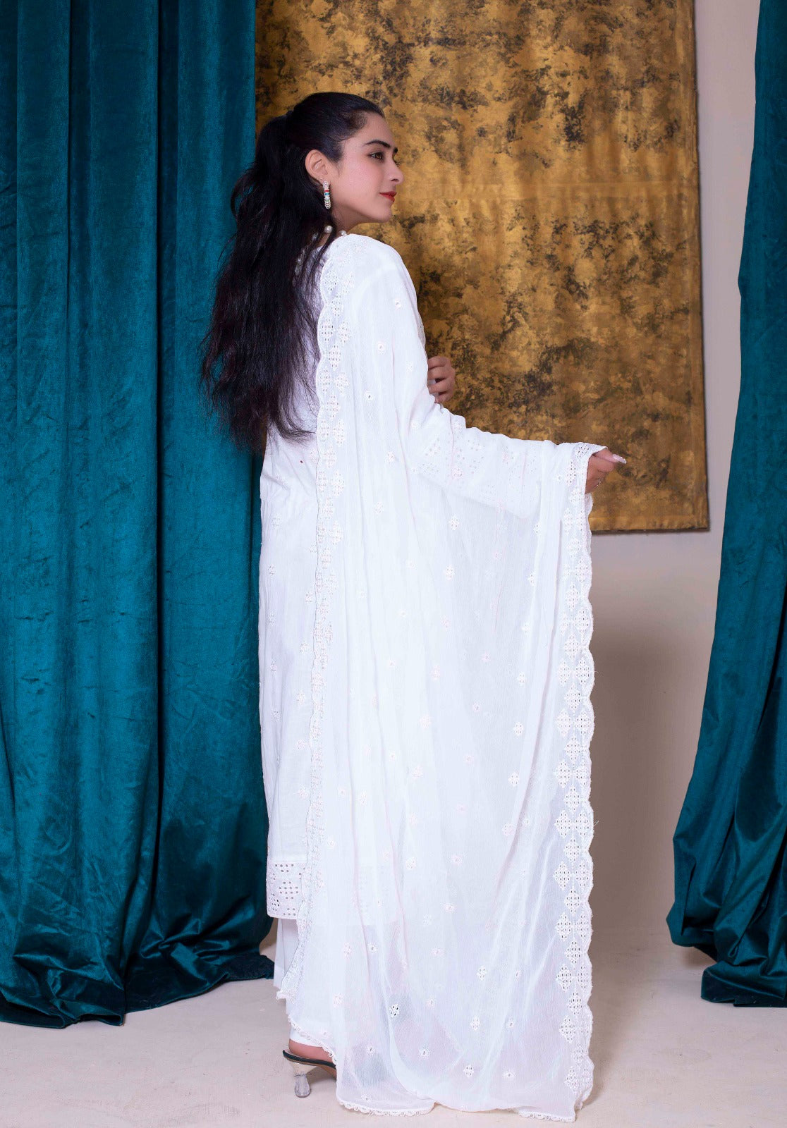 SS-1007 – Elegant Schiffli Lawn Kurta Set 🌿