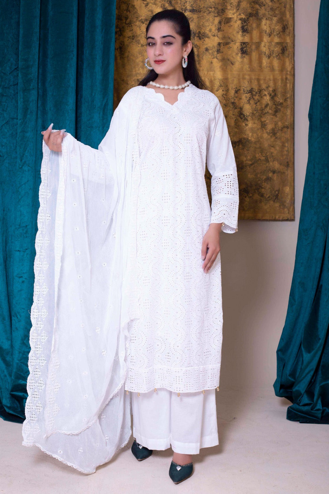 SS-1007 – Elegant Schiffli Lawn Kurta Set 🌿