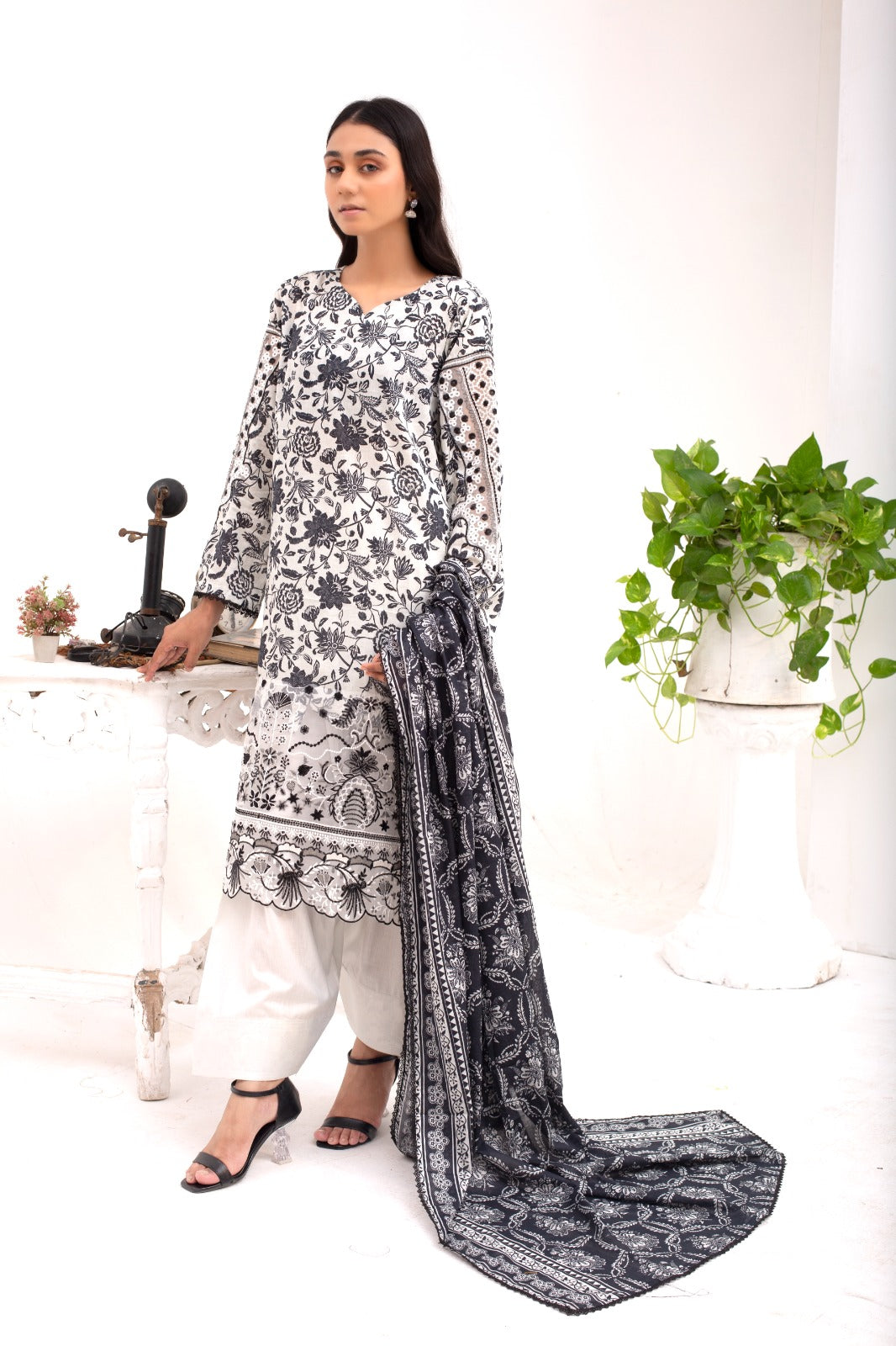 SS-1012 – Black Lawn Farshi Shalwar Kurta Set 🖤