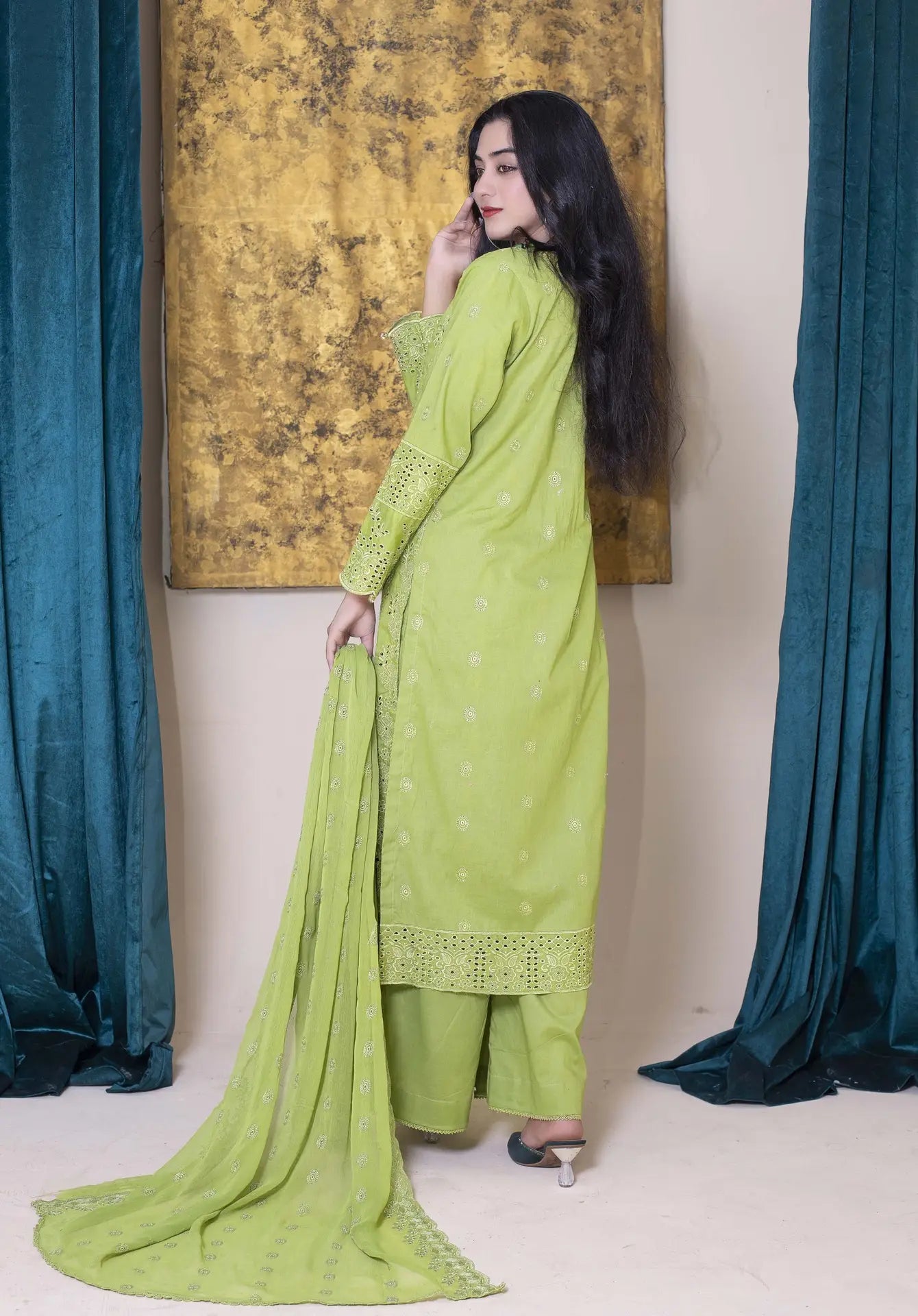 SS-1001 – Elegant Schiffli Lawn Kurta Set 💫